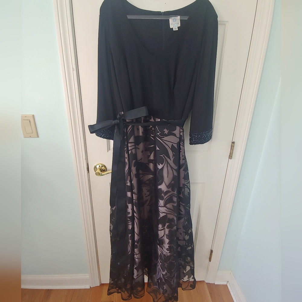 EUC Patra Woman (Plus) Black/Grey Floral ¾ Sleeve Floor Length Gown – Size 20W